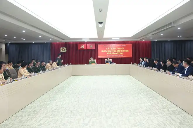 bo cong an tiep nhan cong tac quan ly nha nuoc ve sat hach va cap giay phep lai xe yWrO