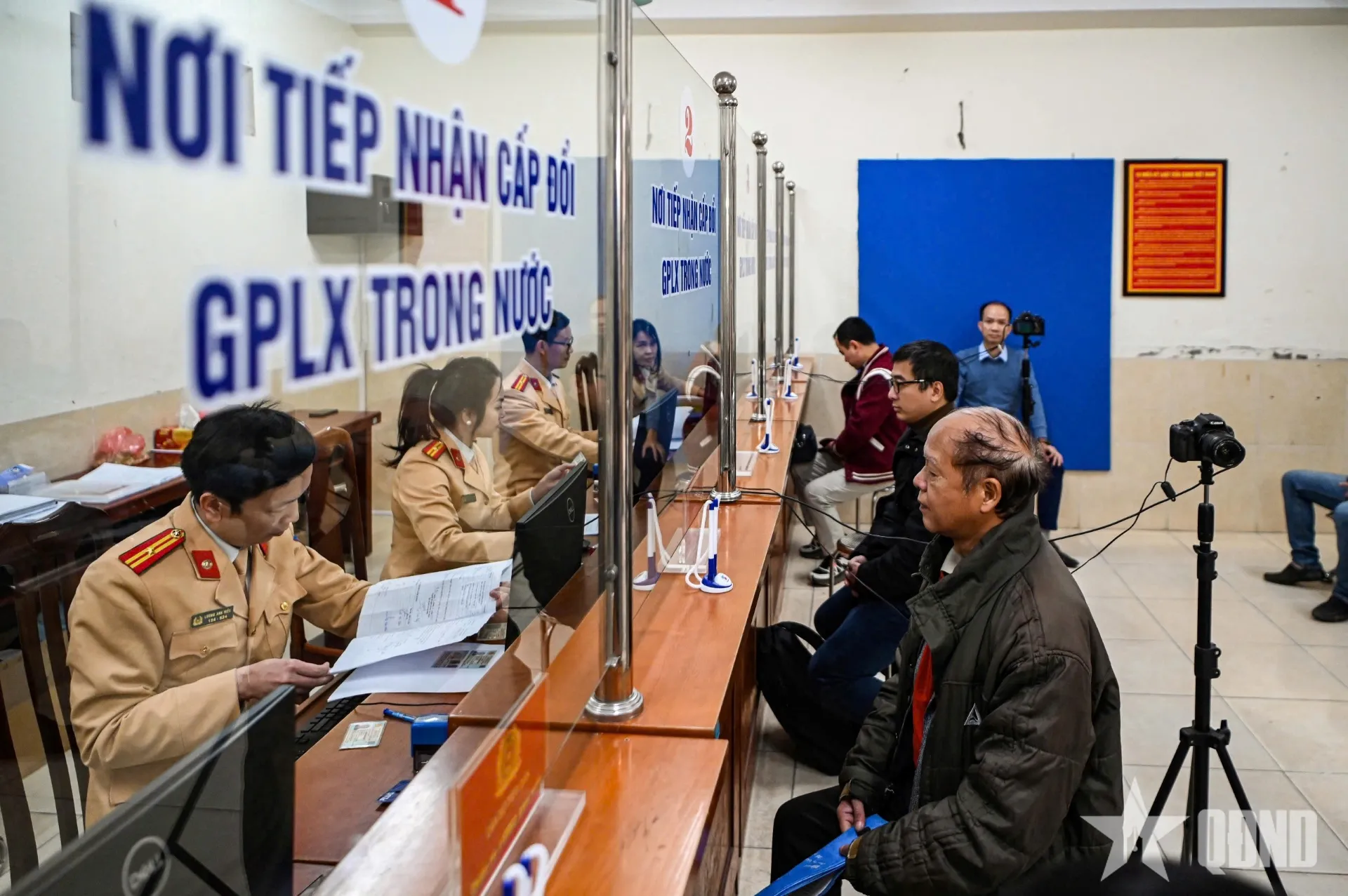 TP.HCM Dừng 4 Điểm Cấp Đổi Bằng Lái: Người Dân Nộp Hồ Sơ Ở Đâu Thuận Tiện Nhất? 5 Danh sách 30 công an cấp xã tiếp nhận cấp đổi giấy phép lái xe