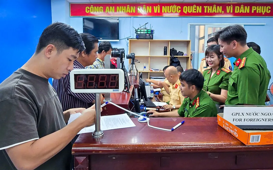 TP.HCM Dừng 4 Điểm Cấp Đổi Bằng Lái: Người Dân Nộp Hồ Sơ Ở Đâu Thuận Tiện Nhất? 4 Công An TP.HCM Sẽ Cấp Đổi Giấy Phép Lái Xe Cho Người Dân Tại Phường, Xã, Thị Trấn Từ 17-3 - Trường Học Lái Xe Ô Tô Uy Tín Tại TPHCM